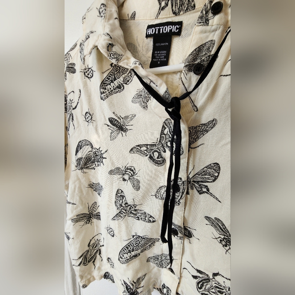 Hot Topic Cream Button Crop Shirt with Black Insect Print (sz small) - Picture 3 of 10